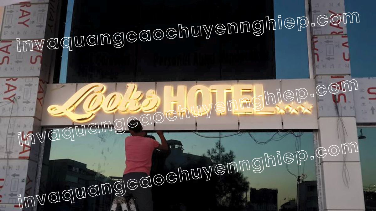 Chữ nổi inox gắn đèn Led hắt sáng chân bảng hiệu  khách sạn looks hotel