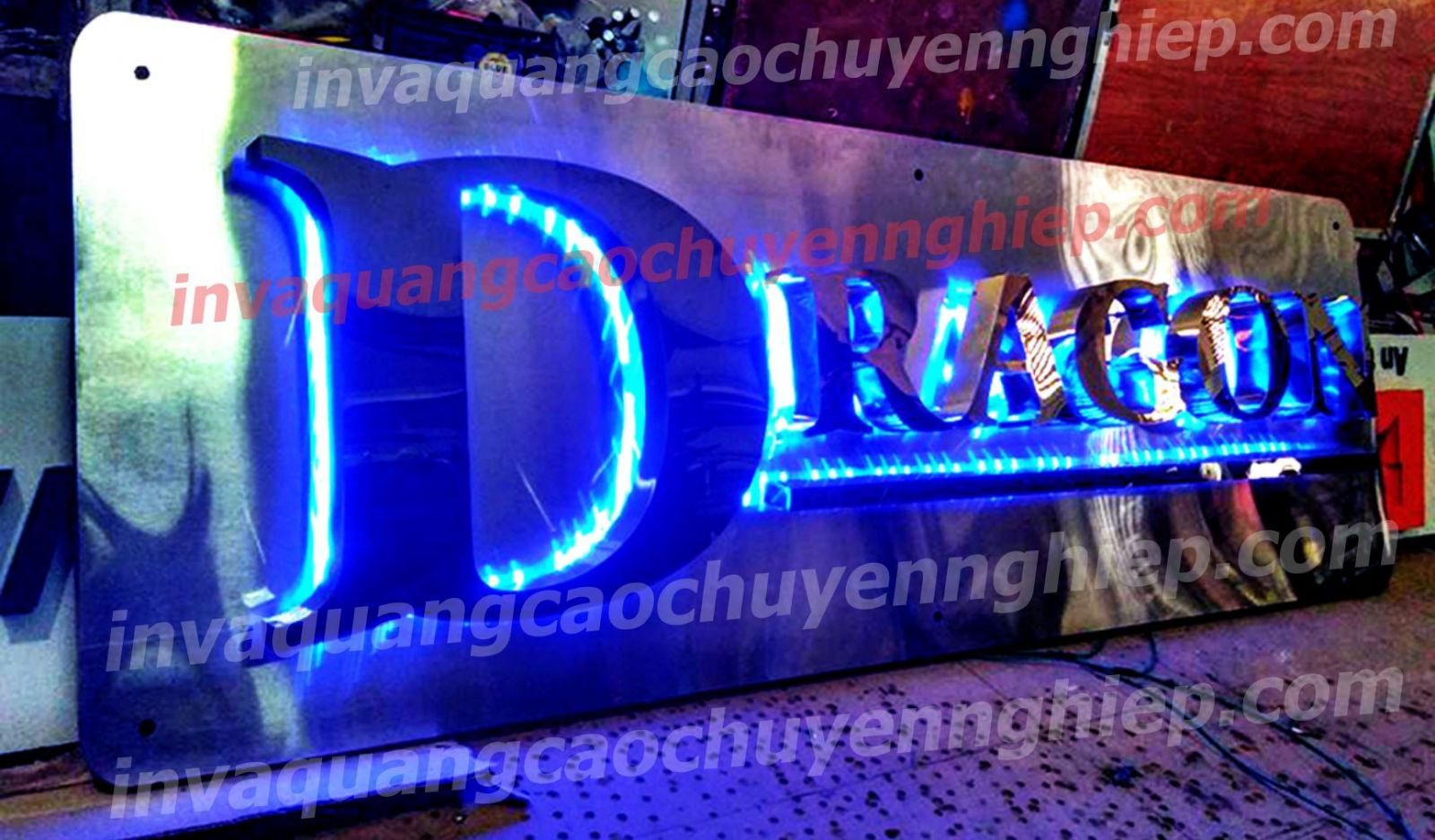 Chữ nổi inox gắn đèn Led hắt sáng chân bảng hiệu công ty dragon