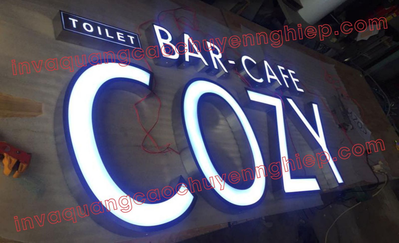 chữ mica viền inox bar - cafe cozy đèn led