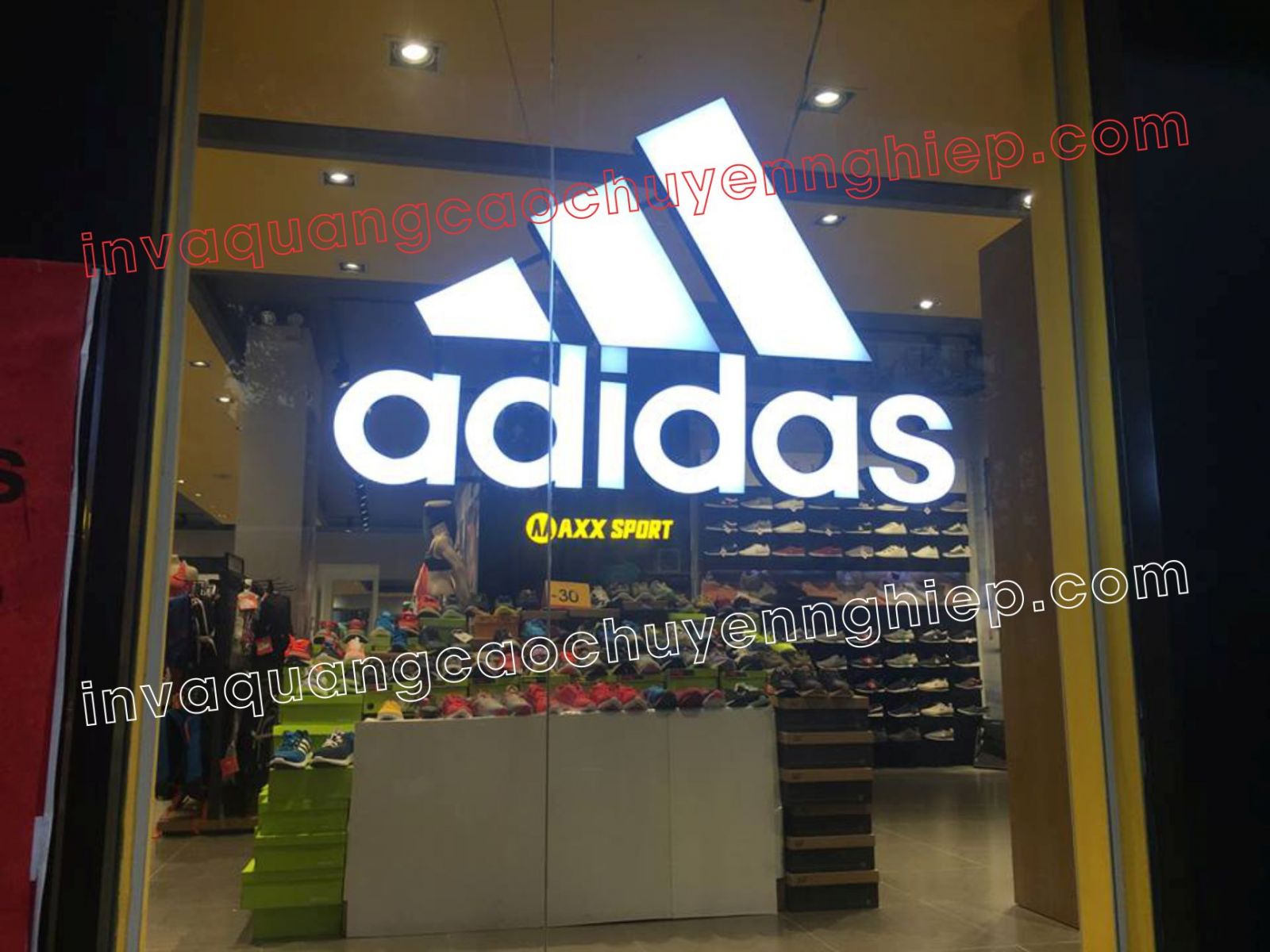 chữ mica viền inox shop giày thể thao adidas