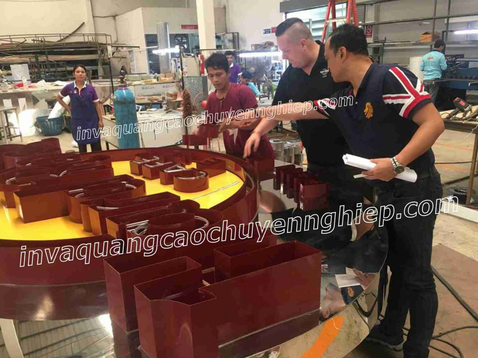 tuyển thợ thi công quảng cáo