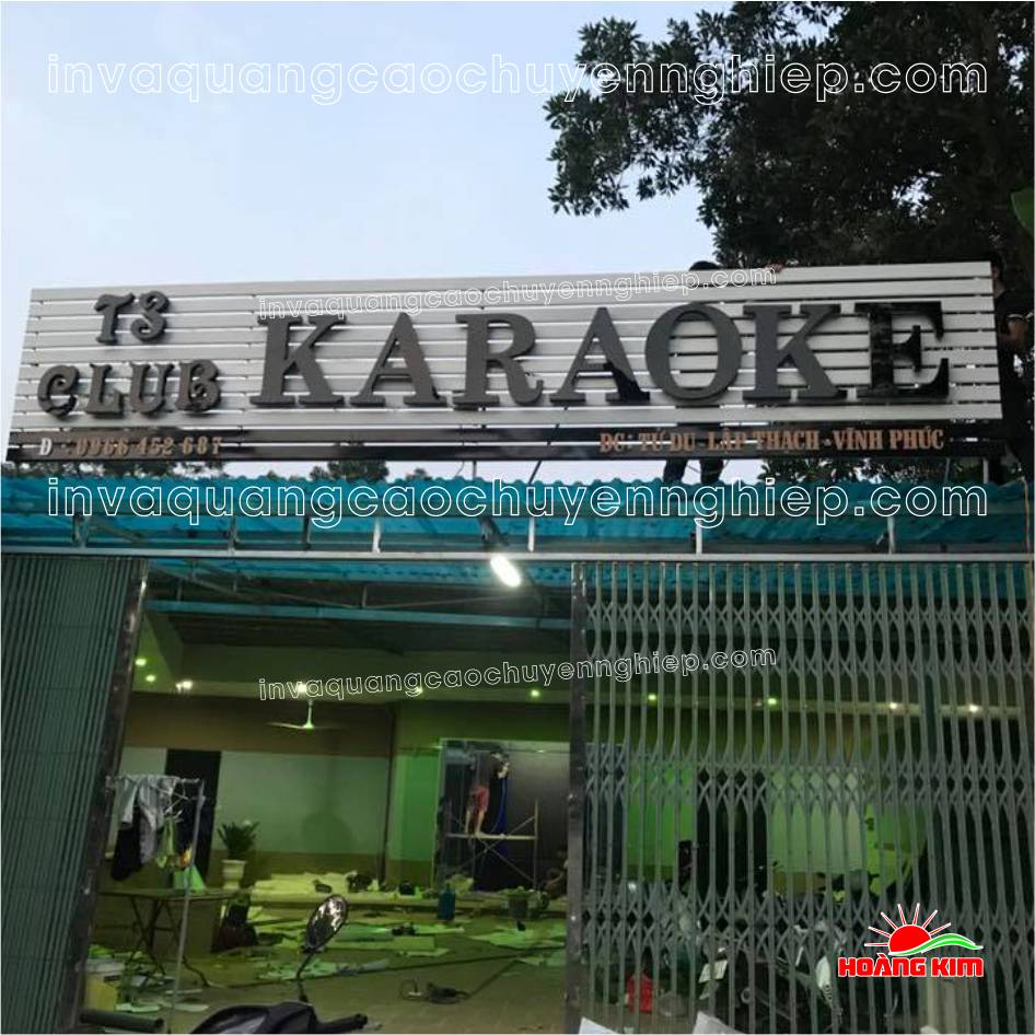 biển quảng cáo t3 club karaoke nền thanh lam tôn gắn chữ nổi mica đen